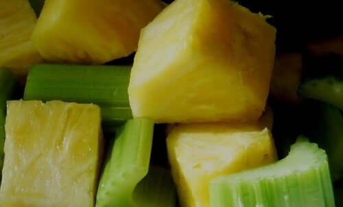 Prepare um suco de abacaxi e aipo para perder peso