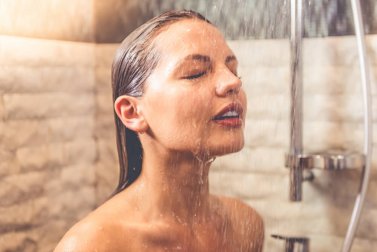 7 benefícios de tomar banho com água fria todas as manhãs
