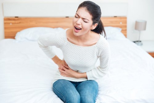 Mulher com dor abdominal no lado direito