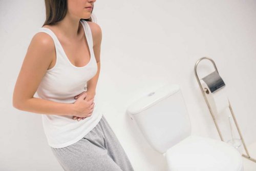 Mulher sofrendo de incontinência urinária
