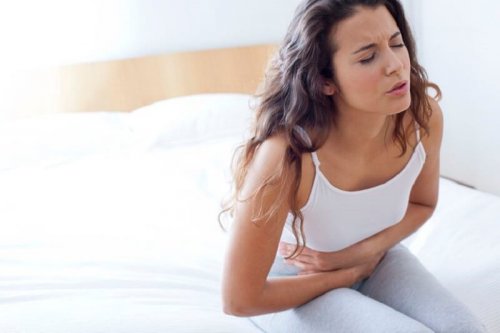 Mulher com dor de barriga porque tem úlceras estomacais