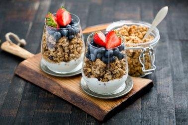 12 surpreendentes benefícios de comer granola no café da manhã diariamente