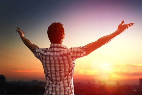 Homem controlando o estresse com postura de ioga