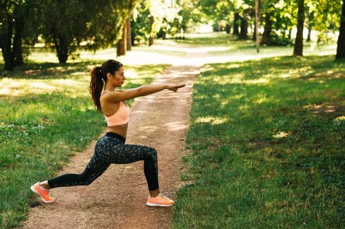 Mulher controlando o estresse com exercícios