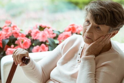 Mulher idosa com doença de Alzheimer