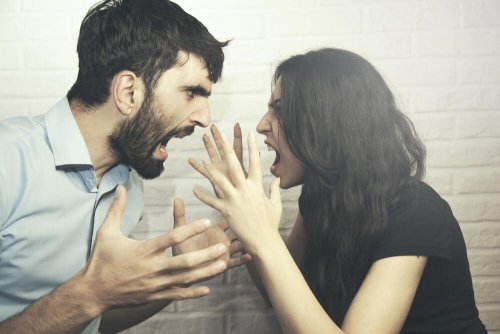 Casal discutindo sobre a relação