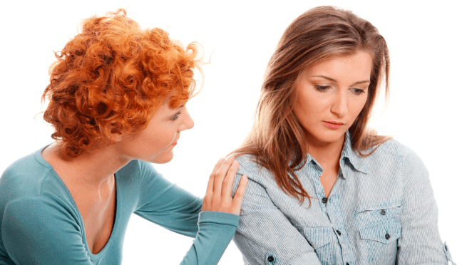 Mulher consolando sua amiga