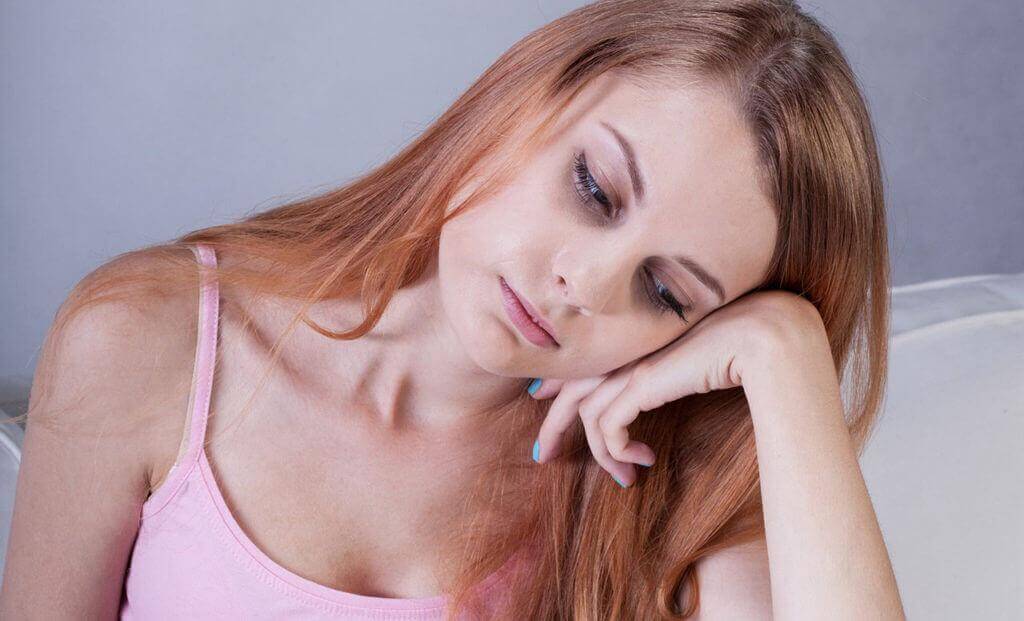 Mulher cansada por deficiência de ferro