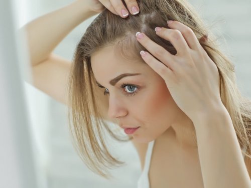 Mulher olhando seu cabelo