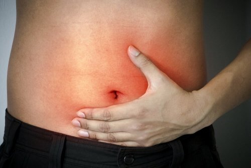 Homem com inflamação intestinal