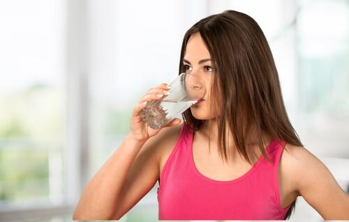 Mulher bebendo água