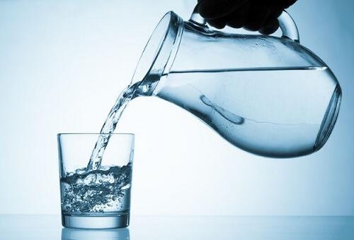 Beber bastante água alivia dor por cãibra