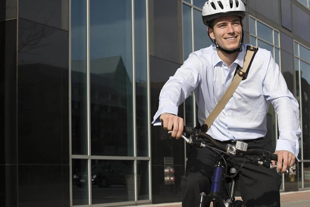 Homem indo de bicicleta para o trabalho