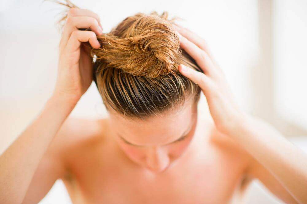 Prender o cabelo molhado