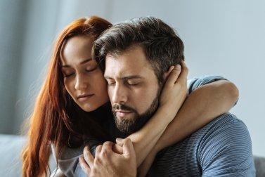 Casal unido abraçado