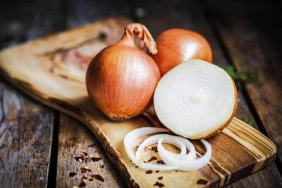 Cebola para queimaduras nos dedos