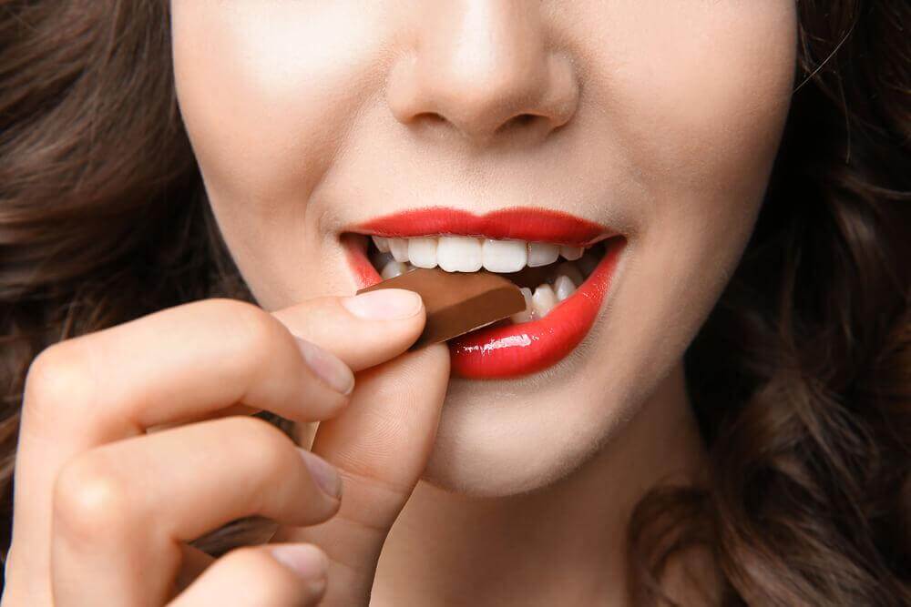 Comer chocolate amargo