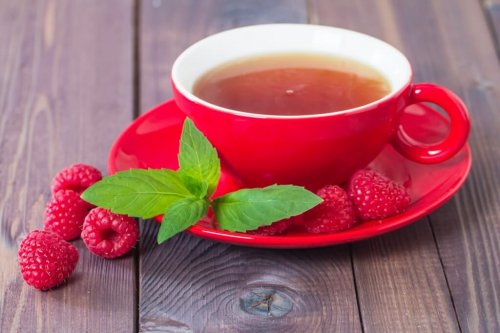 Chá de folhas de frambuesa serve para controlar a menstruação abundante 