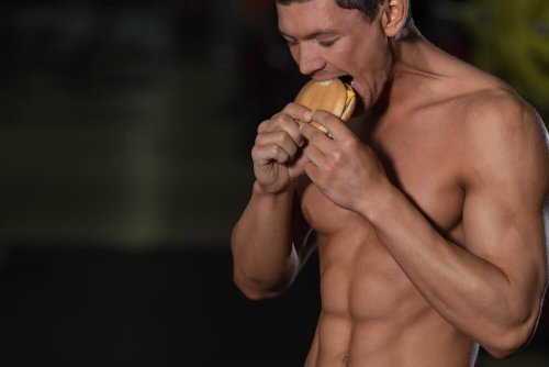 Homem comendo hambúrguer
