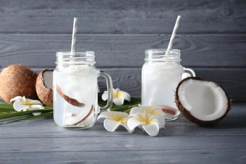 A água de coco é um bom complemento para controlar os sintomas de uma infecção