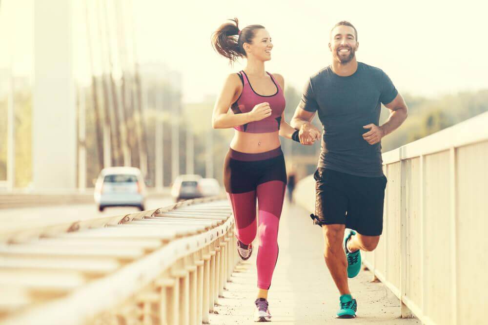 Casal fazendo exercícios