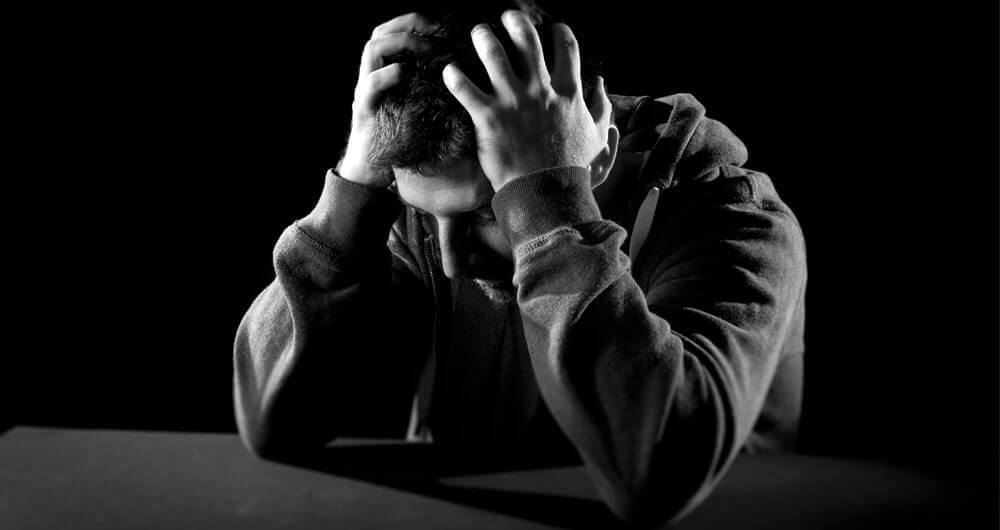 Homem enfrentando problemas emocionais