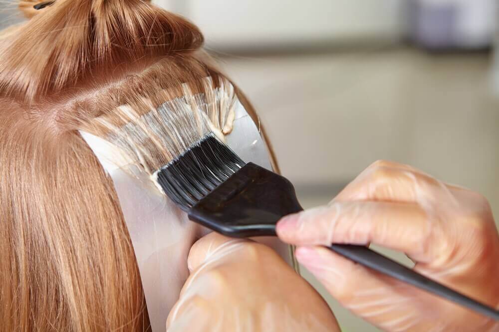 Mulher tingindo o cabelo