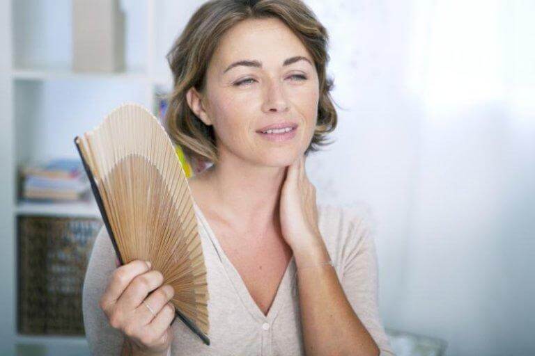 Mulher sentindo calor na menopausa