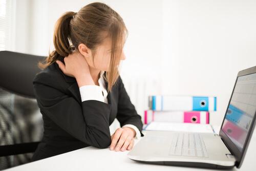 Mulher com sinais de contratura cervical