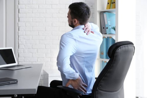 Dor nas costas devido à má postura