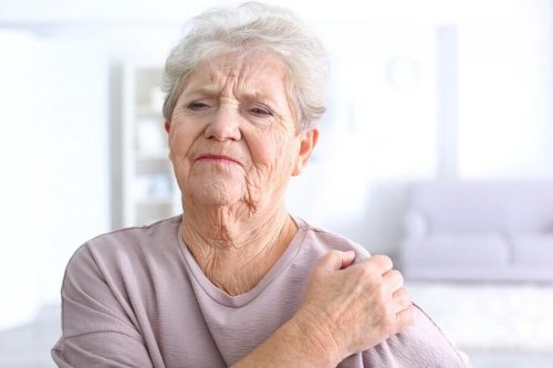 Mulher com dor por causa da artrite reumatoide