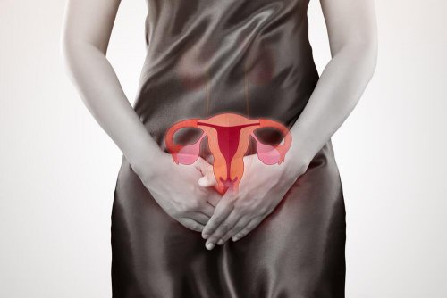 Mulher mostrando regão do câncer de ovário