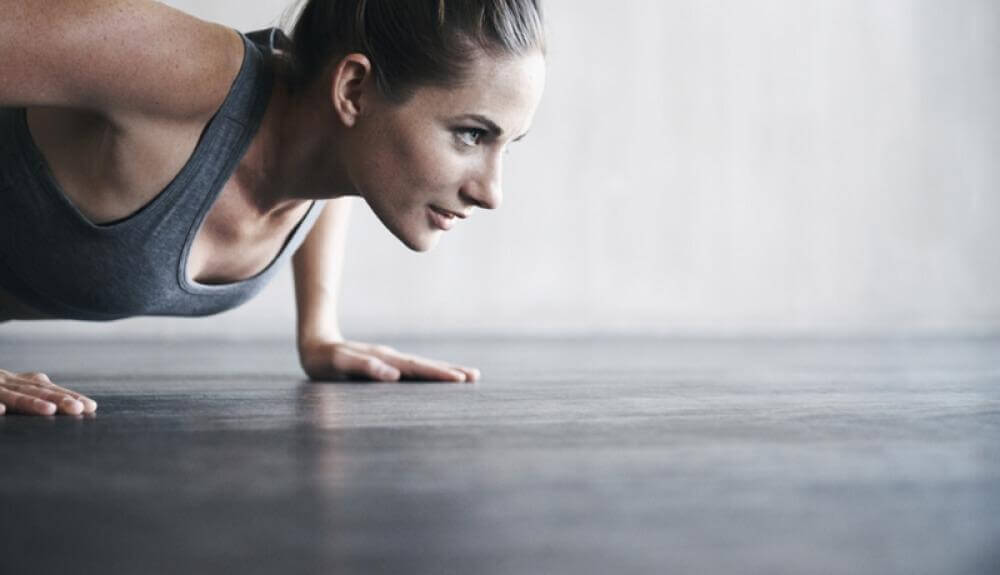 Mulher fazendo exercícios