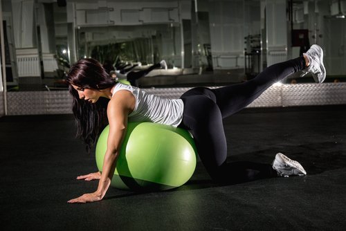 Mulher fazendo exercícios