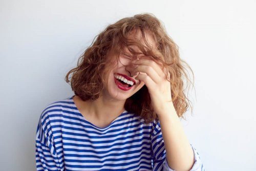 Mulher rindo feliz