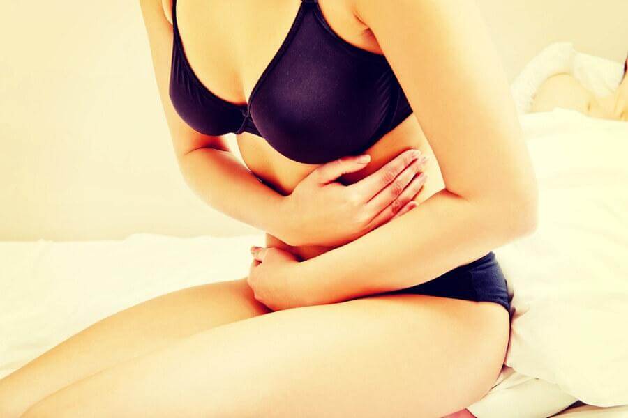Mulher com gases abdominais
