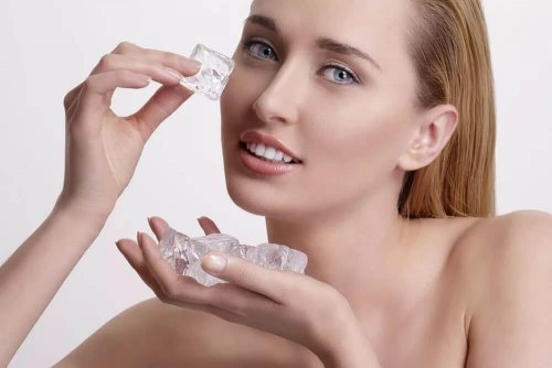 Mulher colocando gelo sobre poros