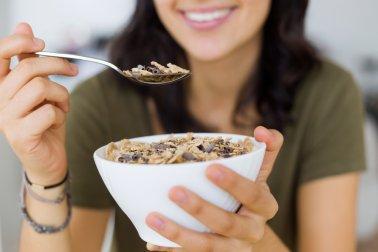 Mulher comendo granola