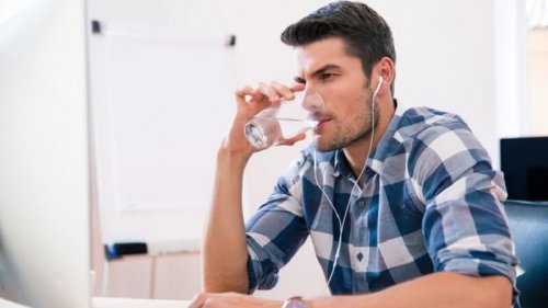 Homem bebendo água