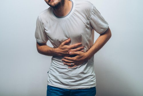 Homem com dor no estômago