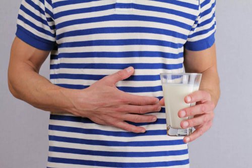Pessoa com má digestão por causa da intolerância à lactose