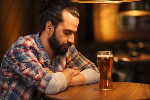 Homem com vício em bebidas alcoólicas