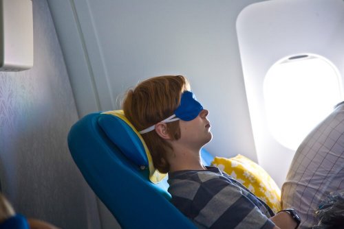 Menino dormindo no avião