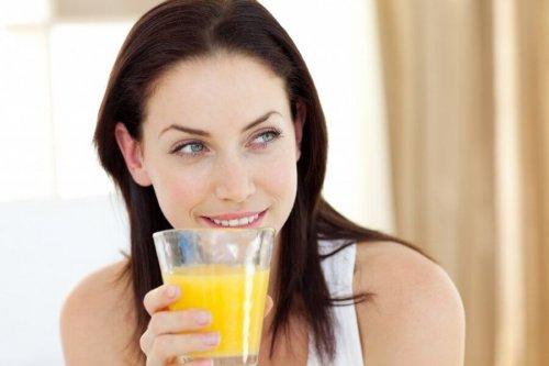 Mulher bebendo suco de casca de abacaxi para perder peso