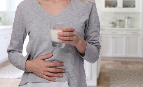 Mulher com intolerância à lactose por causa da úlcera péptica