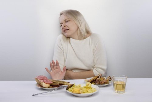 As pontadas na barriga podem ser causadas por alimentos gordurosos