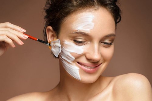 Leite de magnésia no rosto