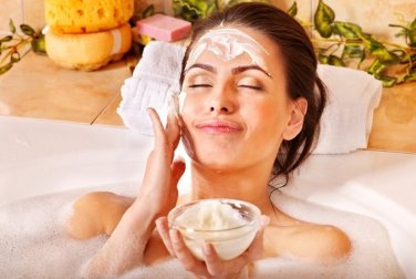 Mulher aplicando máscara facial