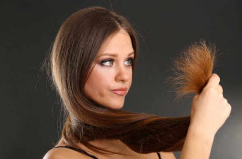Mulher com cabelo seco