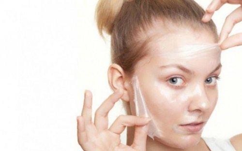 Mulher tirando máscara contra poros abertos